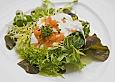 Pochierte Eier im Salatnest mit R&auml;ucherlachsstreifen und Kresse