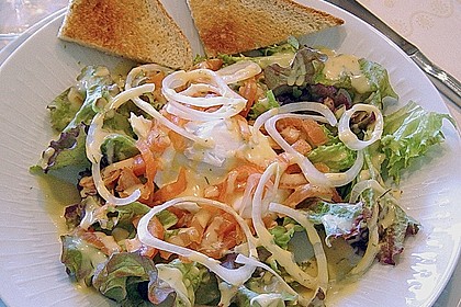Pochierte Eier im Salatnest mit Räucherlachsstreifen und Kresse 3