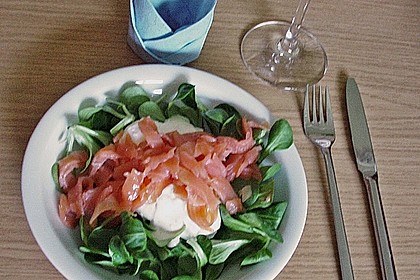 Pochierte Eier im Salatnest mit Räucherlachsstreifen und Kresse 6