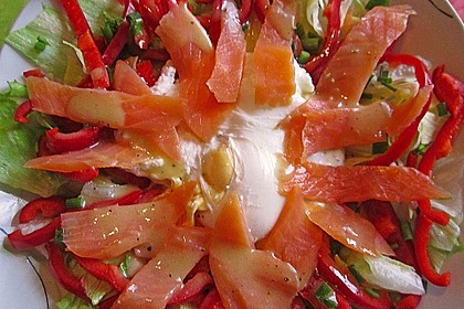 Pochierte Eier im Salatnest mit Räucherlachsstreifen und Kresse 8