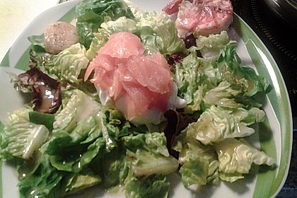 Pochierte Eier im Salatnest mit Räucherlachsstreifen und Kresse 7