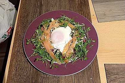 Pochierte Eier im Salatnest mit Räucherlachsstreifen und Kresse 5