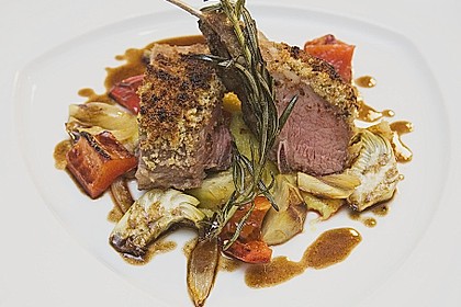 Lammr&uuml;cken unter der Kr&auml;uterkruste auf Artischockengem&uuml;se mit Polenta