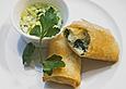 Feta - Blattspinat - Rolle mit Sesam und s&uuml;&szlig; - saurem Dip