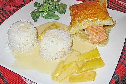 Lachs mit Mangosauce auf einem Bl&auml;tterteigkissen