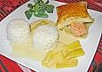 Lachs mit Mangosauce auf einem Bl&auml;tterteigkissen