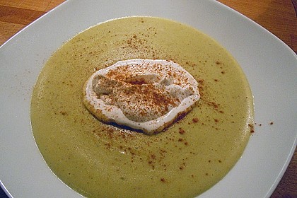 Rosenkohl - Curry - Suppe mit Zimtsahneh&auml;ubchen