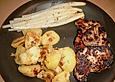 Steak vom Thunfisch mit Pfeffer - Limetten - Kruste an mariniertem Spargel mit R&ouml;stkartoffeln