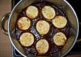 Rinderschmortopf mit Kr&auml;uter - Scones