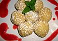 Topfenkn&ouml;del auf Erdbeerfruchtspiegel