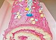 Biskuitrolle mit rosa Buttercreme