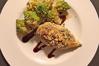 Hähnchenfilets mit Macadamia - Kruste und Brokkoli an Balsamico