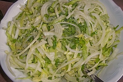 Eisbergsalat mit Knoblauch - Sahne - Dressing