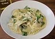 Ravioli, gef&uuml;llt mit Mozzarella, getrockneten Tomaten und Rucola
