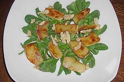 Feldsalat mit Apfelbalsam, &Auml;pfeln und N&uuml;ssen