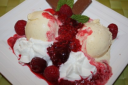 Hei&szlig;e Himbeeren mit Vanilleeis