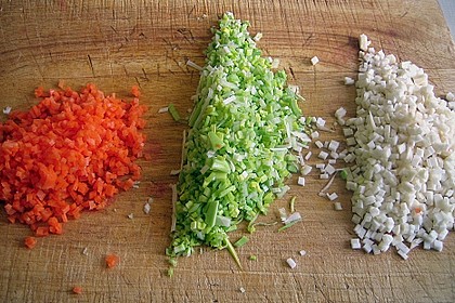 Schollenr&ouml;llchen mit Garnele und Schmorgem&uuml;se in Wei&szlig;weinsauce