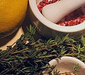 Perlhuhnbrust mit rosa Pfefferbeeren und Thymian (Bild)