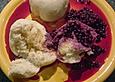Hefekl&ouml;&szlig;e mit brauner Butter und Heidelbeerkompott