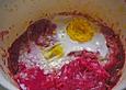Rotes Kartoffelp&uuml;ree mit gebratenen Erbsen