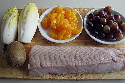 Seelachsloin mit Chicor&eacute;e und Obst in Cassissauce