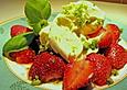 Marinierte Erdbeeren mit  Creme fraiche und Basilikum - Limettenzucker