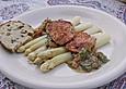 Spargel mit Gefl&uuml;gelbruststreifen auf Tomatenvinaigrette