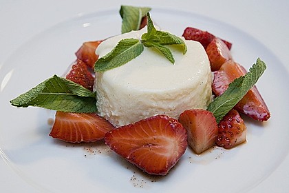 Grie&szlig;flammeri mit Erdbeeren in Balsamico
