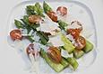 Marinierter Spargel mit Kirschtomaten und gehobeltem Parmesan