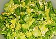 Feldsalat mit Mangodressing und Pinienkernen