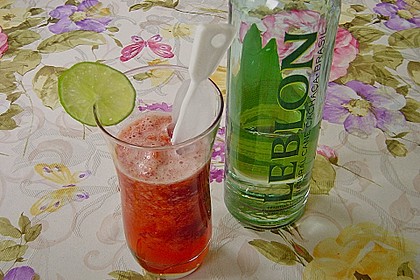 Erdbeer Caipirinha mit Limette und Cacha&ccedil;a 3