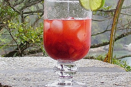 Erdbeer Caipirinha mit Limette und Cacha&ccedil;a