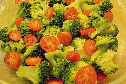 Gem&uuml;sesalat mit Tomaten und Brokkoli