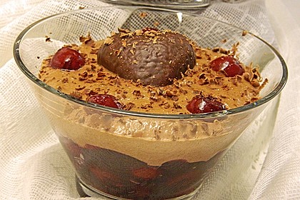 Lebenkuchencreme mit Sauerkirschsauce