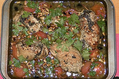 Putenschnitzelr&ouml;llchen gef&uuml;llt mit Spinat an Tomate und Pinienkernen 1