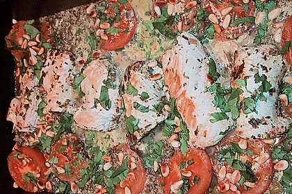 Putenschnitzelr&ouml;llchen gef&uuml;llt mit Spinat an Tomate und Pinienkernen