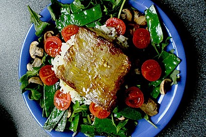 Gebratenes Welsfilet auf Zuckerschoten, Rucola und Champignons 2