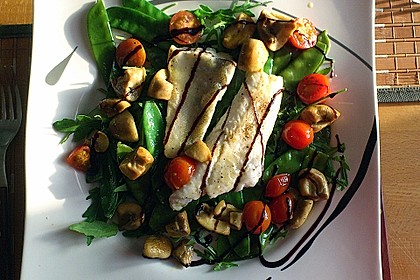 Gebratenes Welsfilet auf Zuckerschoten, Rucola und Champignons