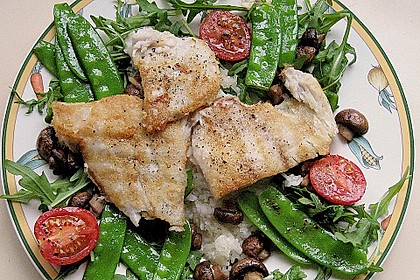 Gebratenes Welsfilet auf Zuckerschoten, Rucola und Champignons 1