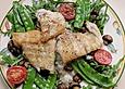 Gebratenes Welsfilet auf Zuckerschoten, Rucola und Champignons