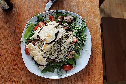 Gebratenes Welsfilet auf Zuckerschoten, Rucola und Champignons 5