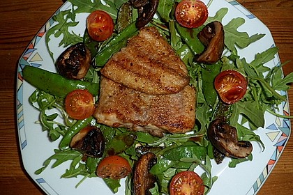 Gebratenes Welsfilet auf Zuckerschoten, Rucola und Champignons 8