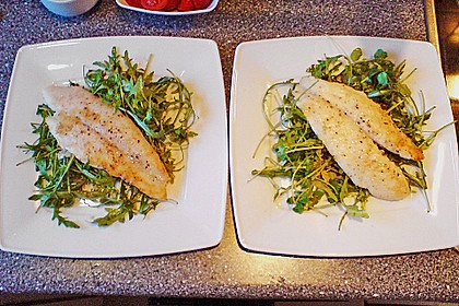Gebratenes Welsfilet auf Zuckerschoten, Rucola und Champignons 7