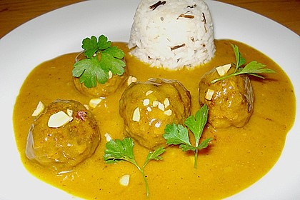 Erdnuss - Hack - Bällchen in Currysauce