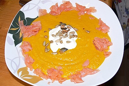 K&uuml;rbissuppe mit R&auml;ucherlachs
