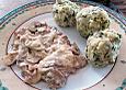 Spinatkn&ouml;del mit Pilzragout
