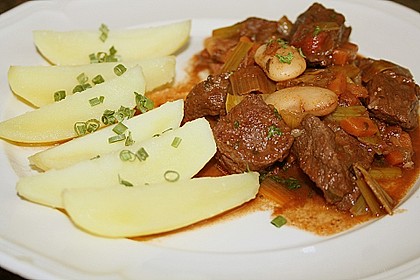 Rinderragout mit Schokolade und wei&szlig;en Bohnen