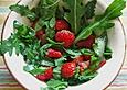 Sommerlicher Basilikum - Rauke - Salat mit Erdbeeren