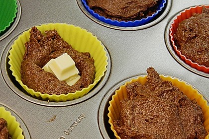 Schokoladentörtchen mit flüssiger weißer Schokolade 16