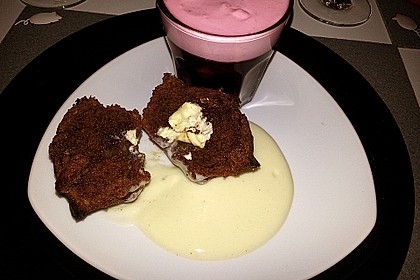 Schokoladentörtchen mit flüssiger weißer Schokolade 9
